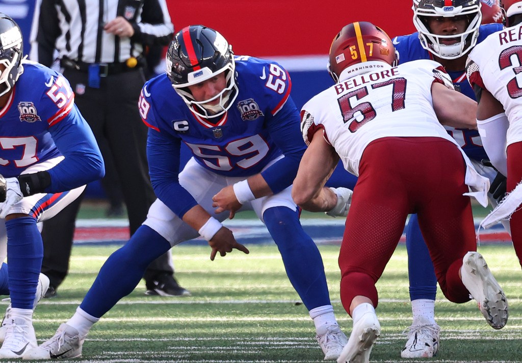 Casey Kreiter #59 of the New York Giants on the line against the Washington Commanders.