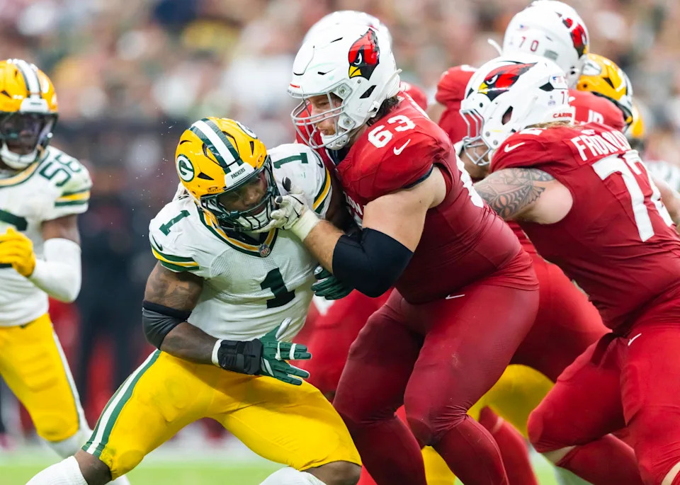 Green Bay Packers defensive lineman Micah Parsons (1) against Arizona Cardinals offensive lineman Evan Brown (63) at State Farm Stadium. Mark J. Rebilas-Imagn Images