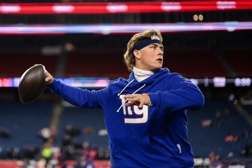 Jaxson Dart throws in warmups