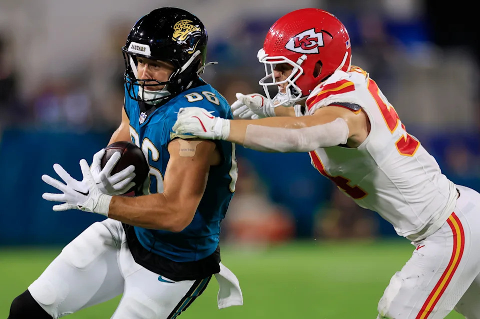 Jacksonville Jaguars tight end Johnny Mundt (86) is tackled by Kansas City Chiefs linebacker Leo Chenal (54) during the third quarter of an NFL football matchup at EverBank Stadium, Monday, Oct. 6, 2025, in Jacksonville, Fla. The Jacksonville Jaguars edged the Kansas City Chiefs 31-28. [Corey Perrine/Florida Times-Union]