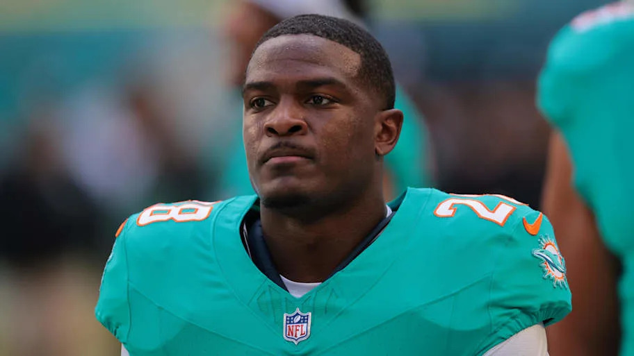 Miami Dolphins running back De'Von Achane warms up before a game against the Tampa Bay Buccaneers