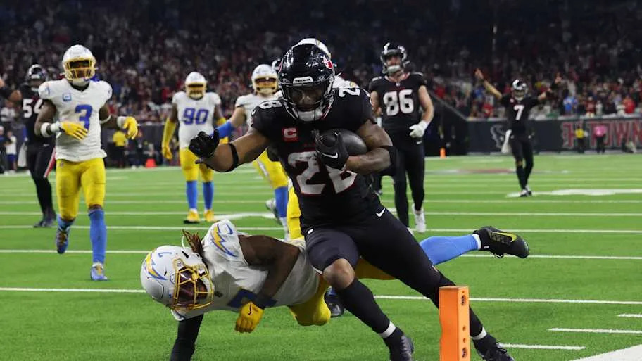 Houston Texans running back Joe Mixon scores a touchdown against the Los Angeles Chargers