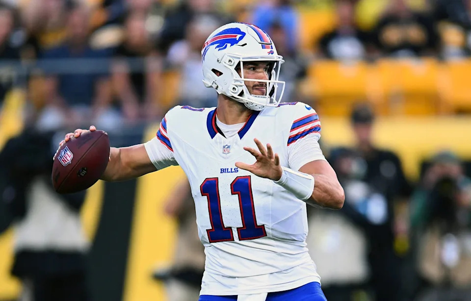 PITTSBURGH, PENNSYLVANIA - AUGUST 17: Mitchell Trubisky #11 of the Buffalo Bills looks to make a pass play against the Pittsburgh Steelers in the first quarter during the preseason game at Acrisure Stadium on August 17, 2024 in Pittsburgh, Pennsylvania. (Photo by Joe Sargent/Getty Images)