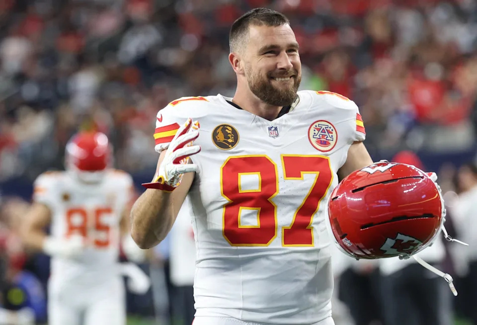 Kansas City Chiefs tight end Travis Kelce (87) warms up prior to the game against the Dallas Cowboys at AT&T Stadium.Kevin Jairaj-Imagn Images