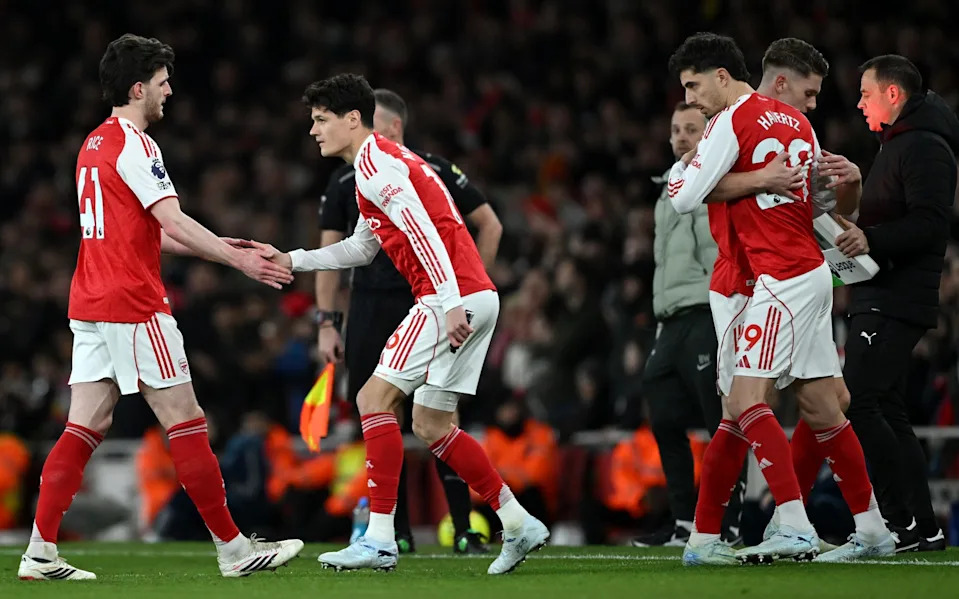 Declan Rice of Arsenal shakes hands with Christian Norgaard as Viktor Gyoekeres embraces Kai Havertz as they leave the field