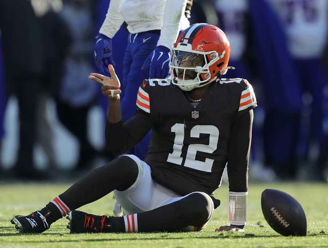 Cleveland Browns quarterback Shedeur Sanders (12) signals at Huntington Bank Field.Imagn Images