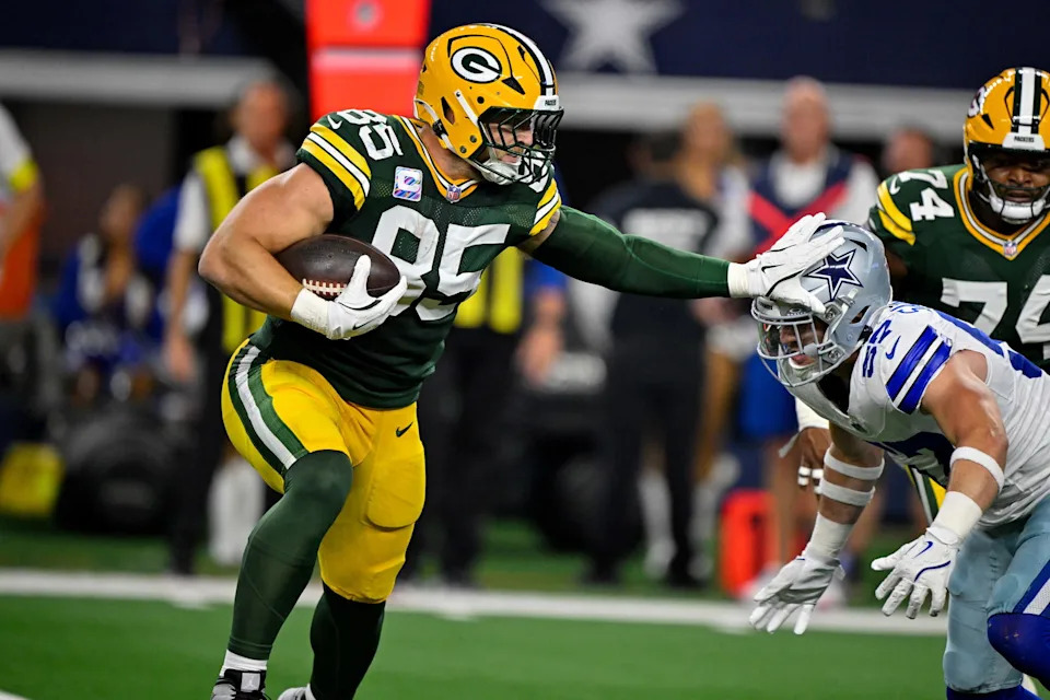 Sep 28, 2025; Arlington, Texas, USA; Green Bay Packers tight end Tucker Kraft (85) stiff arms Dallas Cowboys linebacker Jack Sanborn (57) during the game between the Dallas Cowboys and the Green Bay Packers at AT&T Stadium. Mandatory Credit: Jerome Miron-Imagn Images.