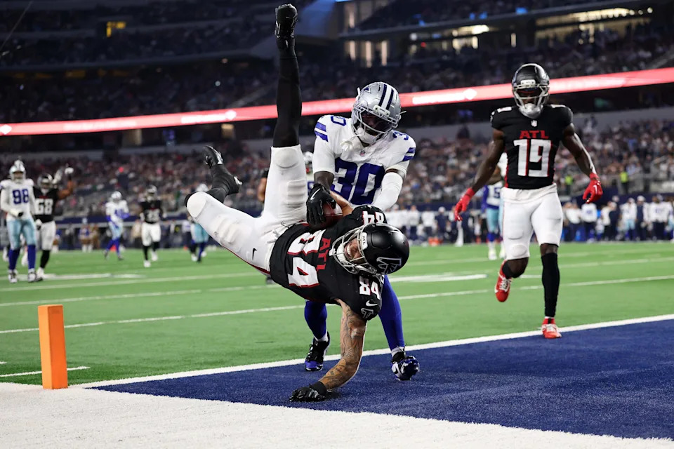 Atlanta Falcons tight end Feleipe Franks scores a touchdown in front of Dallas Cowboys CB Robert Rochell during the second quarter of an NFL Preseason 2025 game at AT&T Stadium on August 22, 2025 in Arlington, Texas. (Photo by Stacy Revere/Getty Images)