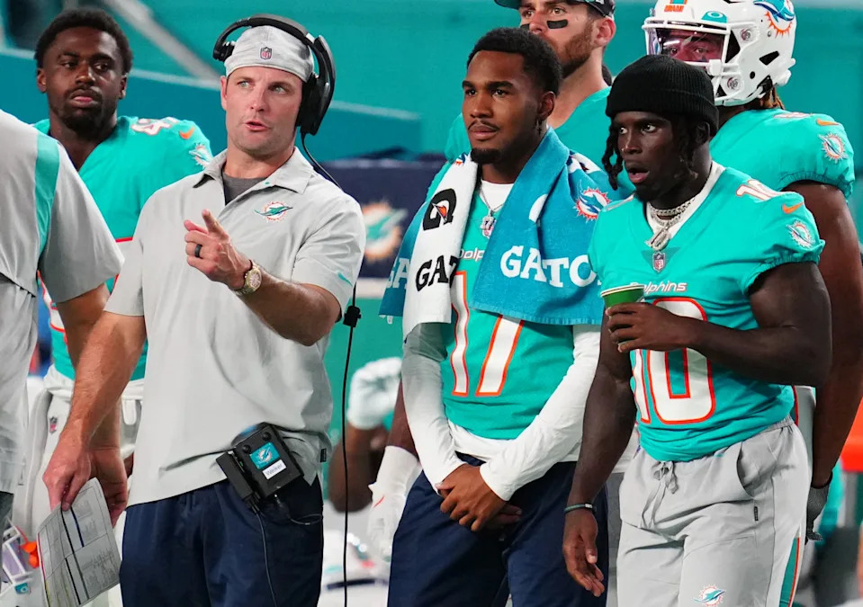 Miami Dolphins receivers coach Wes Welker, left, with wide receivers Jaylen Waddle (17) and Tyreek Hill (10)