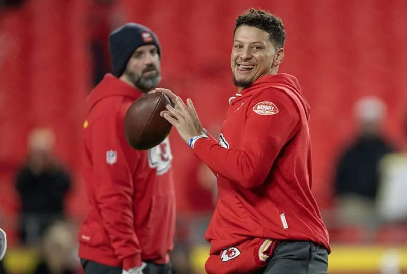 January 15, 2026: Kansas City Chiefs quarterback Patrick Mahomes, right, warms up before a game against the Houston Texans on Dec. 7, 2025, at GEHA Field at Arrowhead Stadium in Kansas City, Missouri. – ZUMAm67_ 20260115_zaf_m67_011 Copyright: xTammyxLjungbladx