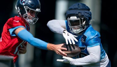 Tennessee Titans re-sign RB Julius Chestnut