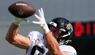 Jaguars release TE Johnny Mundt