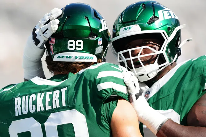 New York Jets guard John Simpson (76) congratulates New York Jets tight end Jeremy Ruckert (89) after he scored the only touchdown for Gang Green, Sunday, September 14, 2025, in East Rutherford.