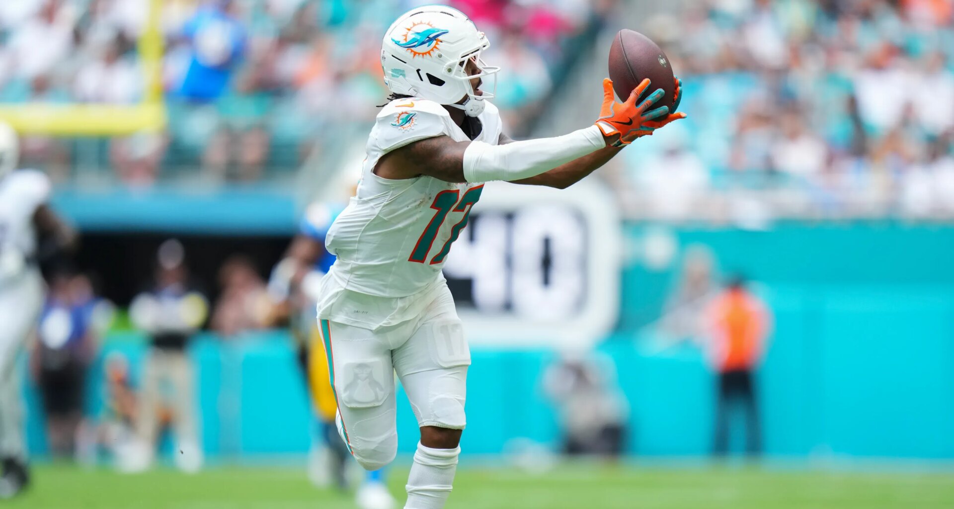Dolphins WR Jaylen Waddle says he'd beat Patrick Surtain II in fight