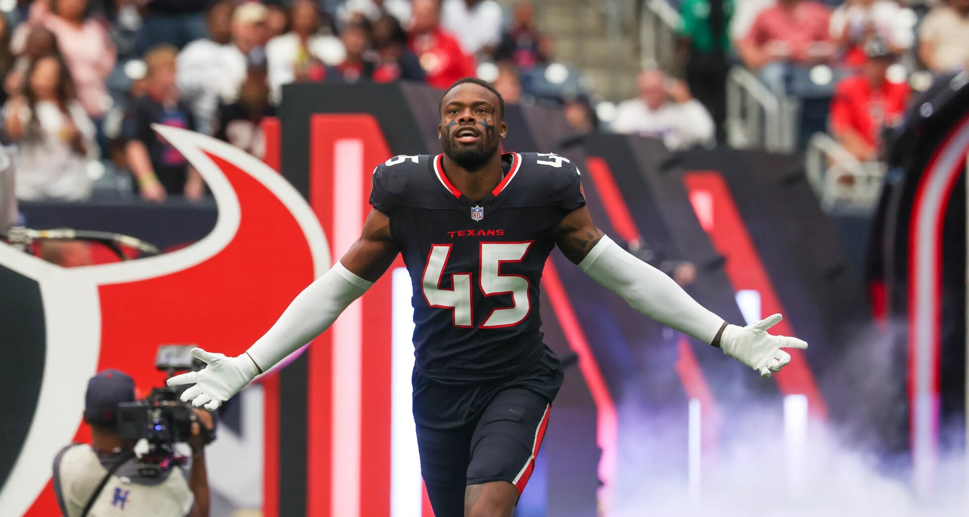 LB E.J. Speed inks new two-year extension before free agency