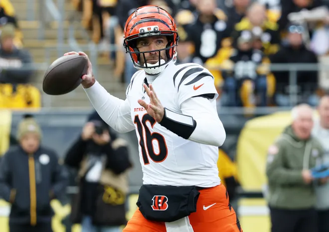 Cincinnati Bengals quarterback Joe Flacco (16) passes the ball against the Pittsburgh Steelers during the first half at Acrisure Stadium in Pittsburgh on Nov. 16, 2025.