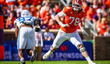 49ers take 5 offensive players, 1 defensive in new mock