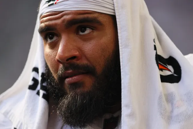 MINNEAPOLIS, MINNESOTA - AUGUST 09: Juice Scruggs #70 of the Houston Texans looks on from the bench in the fourth quarter during the NFL Preseason 2025 game between Houston Texans and Minnesota Vikings at U.S. Bank Stadium on August 9, 2025 in Minneapolis, Minnesota. (Photo by Adam Bettcher/Getty Images)