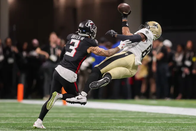 Jan 4, 2026; Atlanta, Georgia, USA; New Orleans Saints tight end Juwan Johnson (83) catches a ball past Atlanta Falcons safety Jessie Bates III (3) in the first quarter at Mercedes-Benz Stadium. Mandatory Credit: Brett Davis-Imagn Images