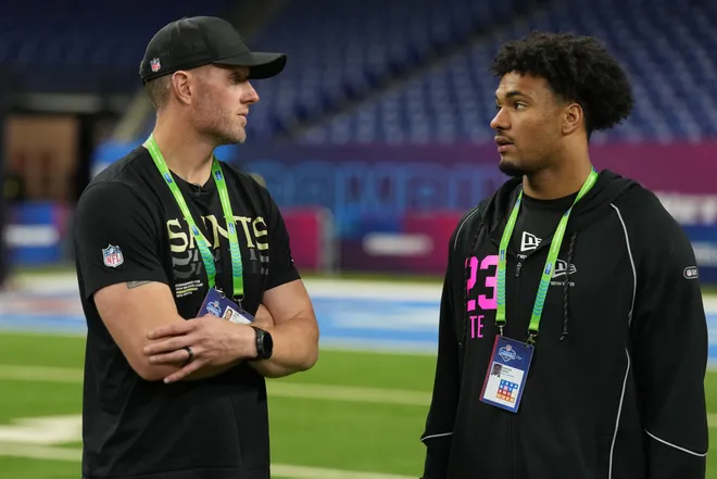Feb 27, 2026; Indianapolis, IN, USA; New Orleans Saints scout Josh Hill (left) talks with Oregon tight end Kenyon Sadiq (TE23) during the NFL Scouting Combine at Lucas Oil Stadium. Mandatory Credit: Kirby Lee-Imagn Images