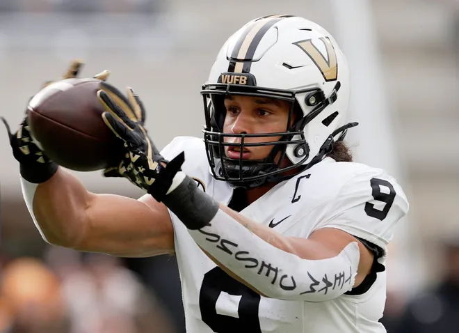 Vanderbilt tight end Eli Stowers (9) makes a catch as he warms up before playing against Tennessee at Neyland Stadium in Knoxville, Tenn., Saturday, Nov. 29, 2025.
