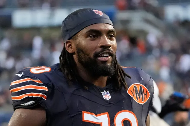 Bears re-sign LT Braxton Jones