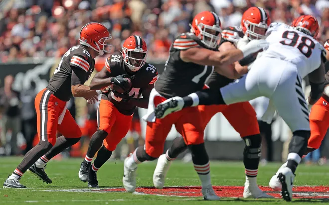 Cleveland Browns running back Jerome Ford (34) takes a handoff during the first half of an NFL football game at Huntington Bank Field, Sept. 7, 2025, in Cleveland, Ohio.