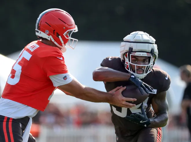 Cleveland Browns quarterback Joe Flacco (15) hands off to running back Jerome Ford (34) during training camp July 30, 2025, in Berea.
