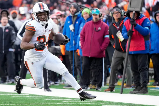 Cleveland Browns running back Jerome Ford (34) runs the ball in the fourth quarter of the NFL Week 16 game between the Cincinnati Bengals and the Cleveland Browns at Paycor Stadium in downtown Cincinnati on Sunday, Dec. 22, 2024. The Bengals won 24-16.