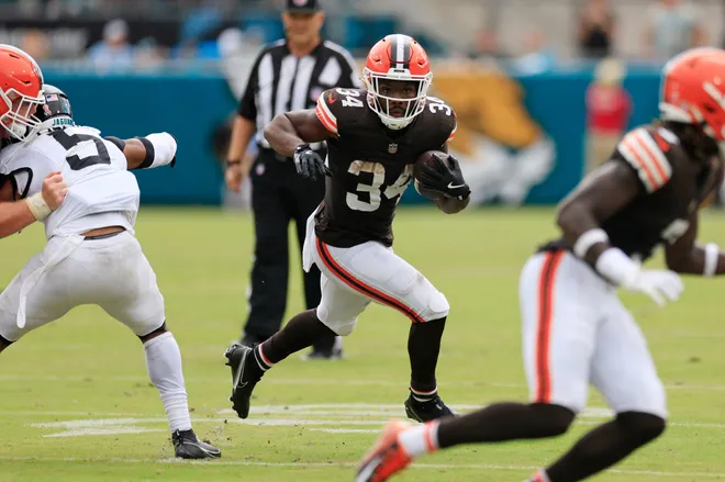 Cleveland Browns running back Jerome Ford (34) rushes for yards during the third quarter of an NFL football matchup Sunday, Sept. 15, 2024 at EverBank Stadium in Jacksonville, Fla. The Browns defeated the Jaguars 18-13. [Corey Perrine/Florida Times-Union]