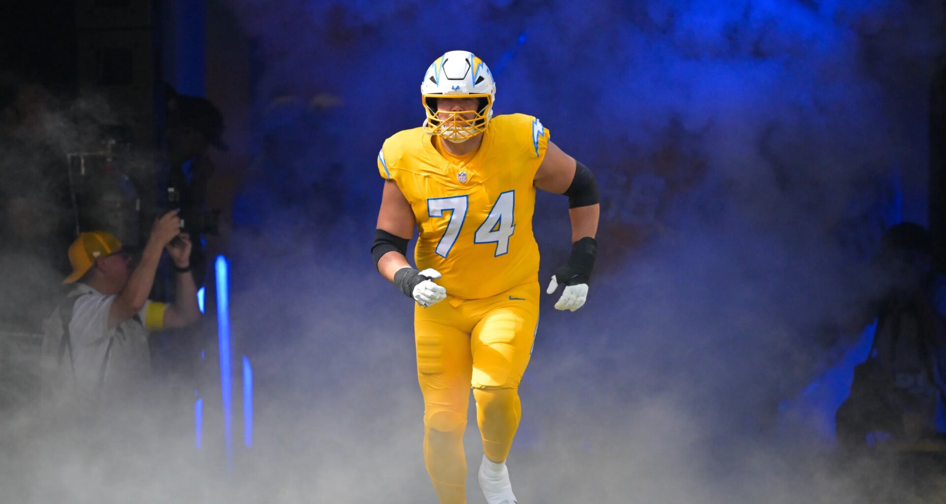 Titans continue to add offensive line depth, sign OT Austin Deculus