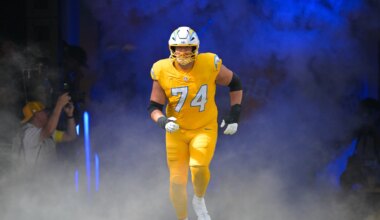 Titans continue to add offensive line depth, sign OT Austin Deculus