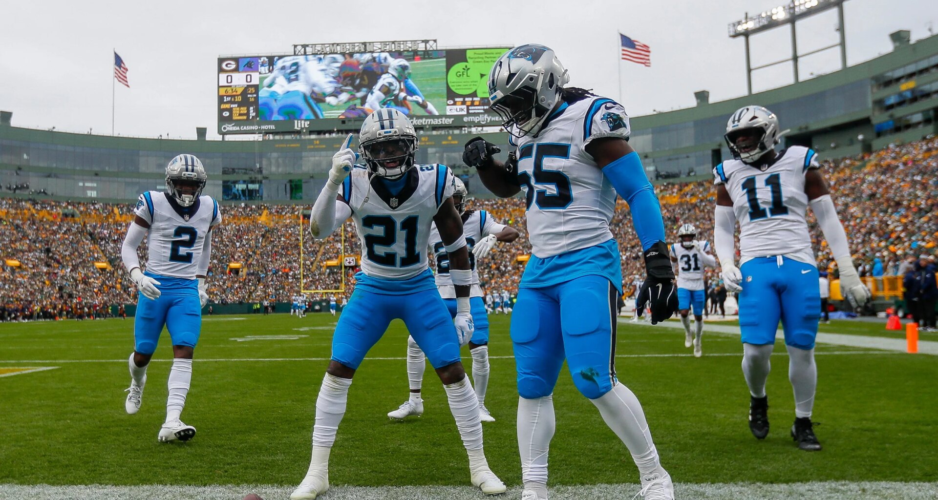 Panthers re-sign S Nick Scott, P Sam Martin