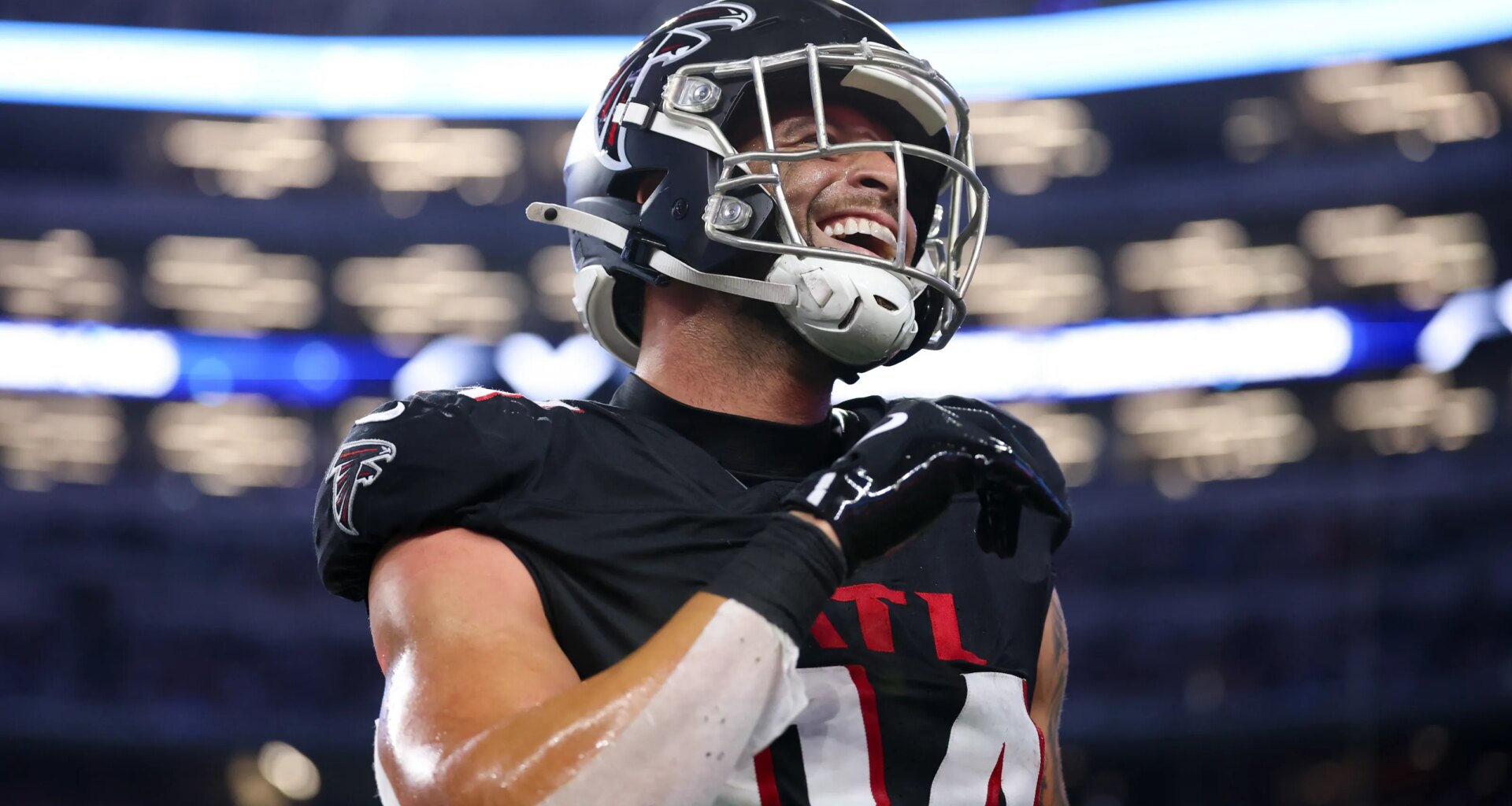 Former Falcons TE Feleipe Franks to sign with Panthers