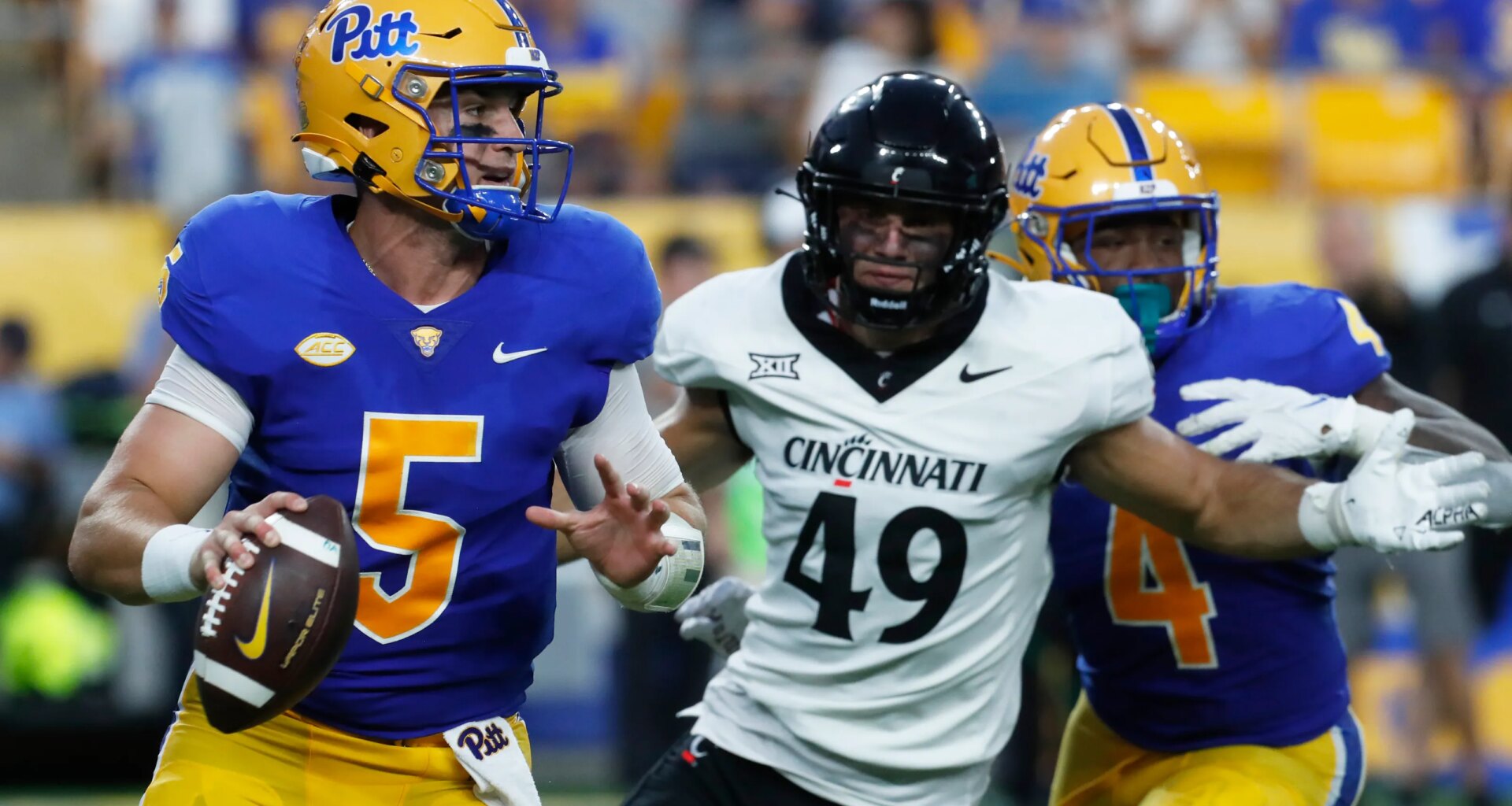 Cincinnati linebacker Jack Dingle meets with Saints