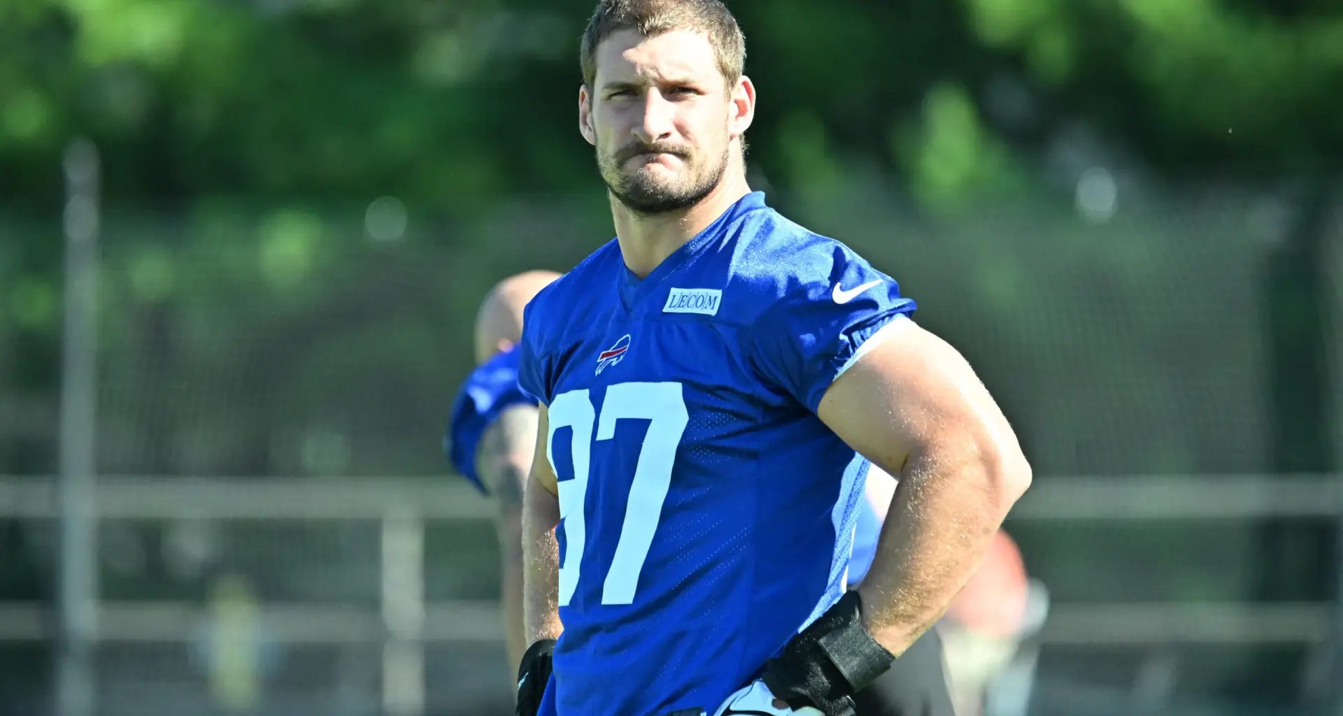 49ers remain linked to aging star DE