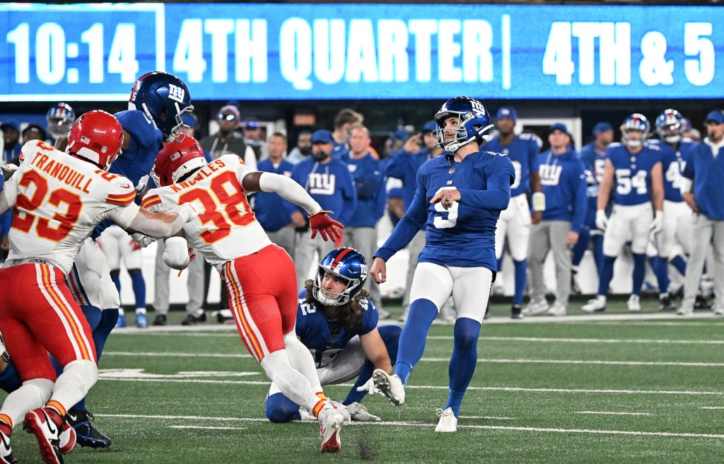 New York Giants kicker Graham Gano #9 kicks a field goal in the fourth quarter.
