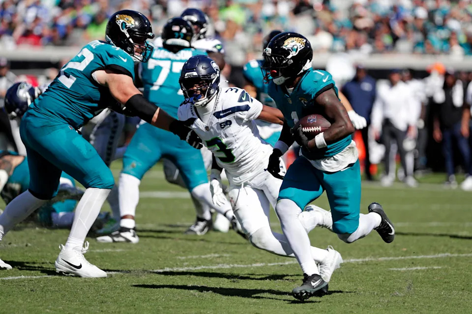 Jacksonville Jaguars running back Travis Etienne (1) runs the ball during the first half against the Seattle Seahawks at EverBank Stadium. Travis Register-Imagn Images