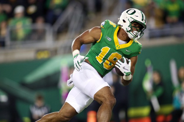 Oregon tight end Kenyon Sadiq (18) runs the ball during the first half of an NCAA college football game against Minnesota Friday, Nov. 14, 2025, in Eugene, Ore. (AP Photo/Lydia Ely)
