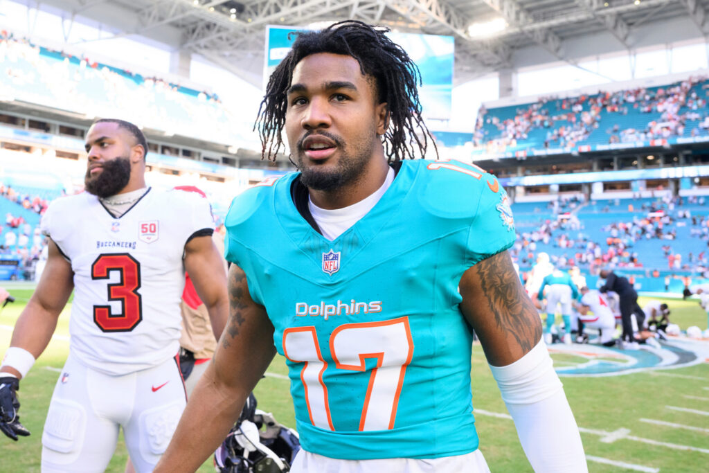 Broncos acquire WR Jaylen Waddle from Dolphins for picks, including 1st-rounder