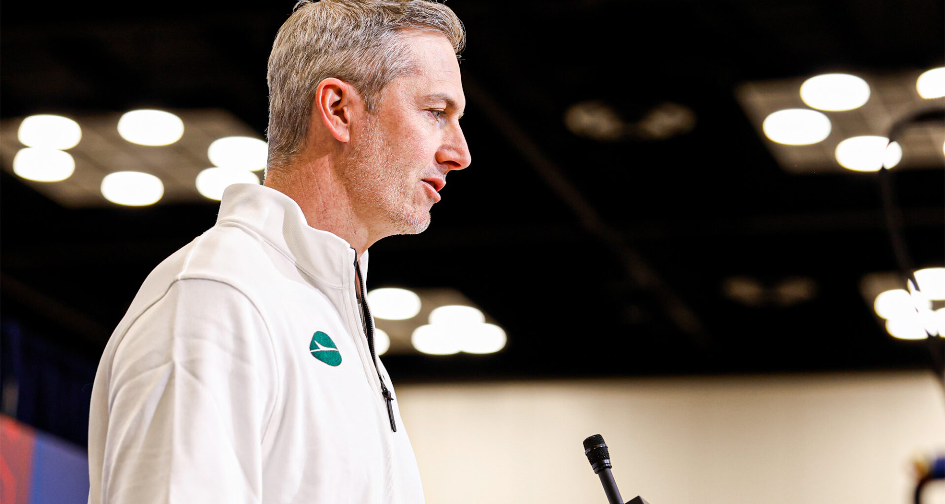 Jets roll the dice at QB and steal touted WR in 4-round mock draft