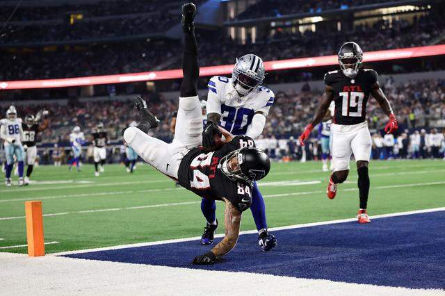 Atlanta Falcons tight end Feleipe Franks scores a touchdown in front of Dallas Cowboys CB Robert Rochell during the second quarter of an NFL Preseason 2025 game at AT&T Stadium on August 22, 2025 in Arlington, Texas. (Photo by Stacy Revere/Getty Images)