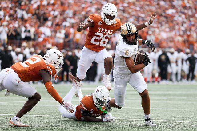 Vanderbilt Commodores tight end Eli Stowers makes a catch and runs into the end zone for a touchdown during the second quarter of the game against the Texas Longhorns at Darrell K Royal-Texas Memorial Stadium on Nov. 1, 2025, in Austin.