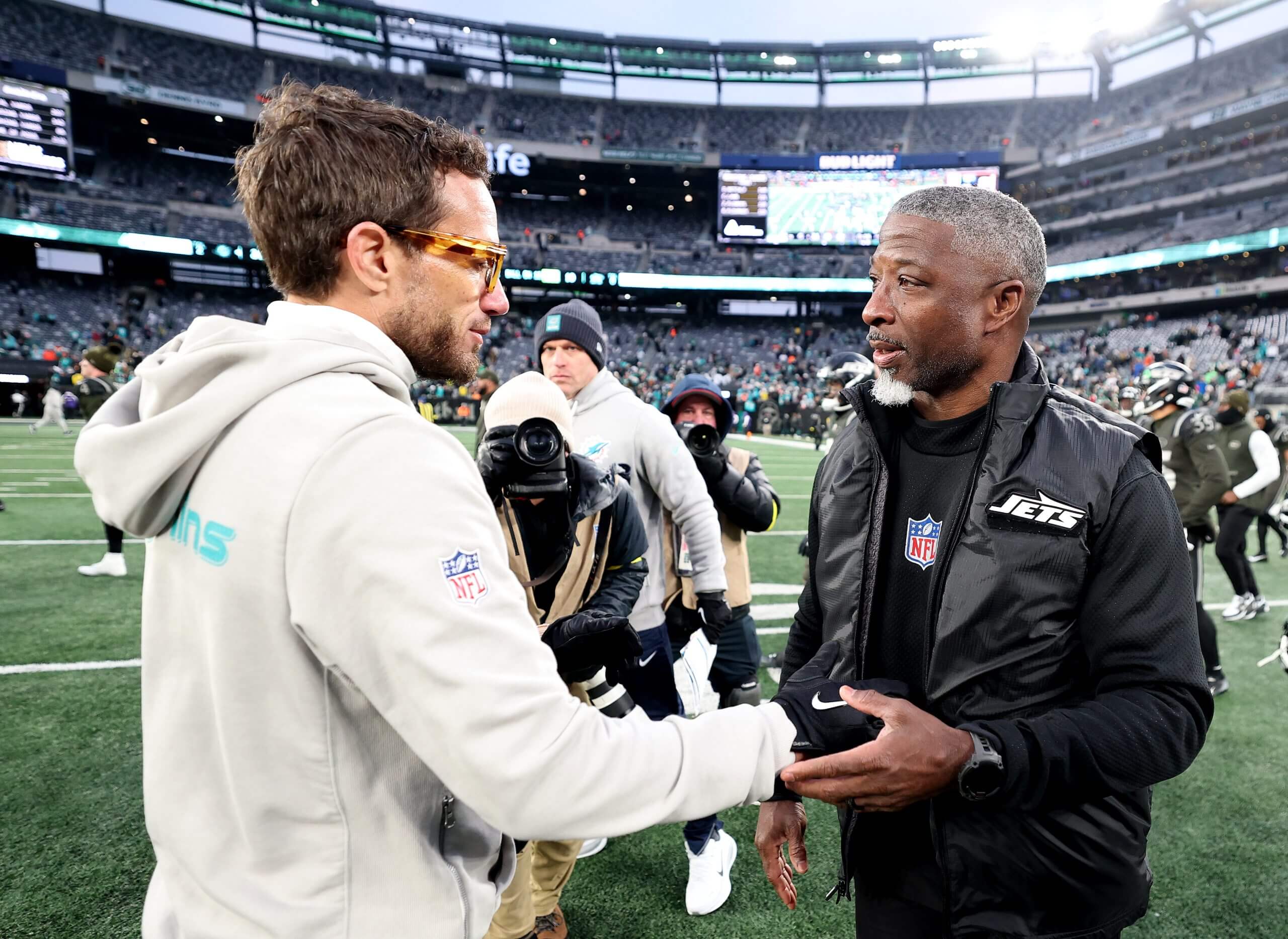 Head coach Mike McDaniel of the Miami Dolphins shakes hands and speaks with head coach Aaron Glenn of the New York Jets after the game at MetLife Stadium.
