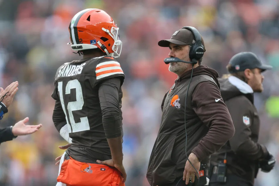 Cleveland Browns quarterback Shedeur Sanders (12) and Cleveland Browns head coach Kevin Stefanski talk on the sideline