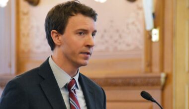 Football transfer portal fuels surge in outside NIL dealmaking