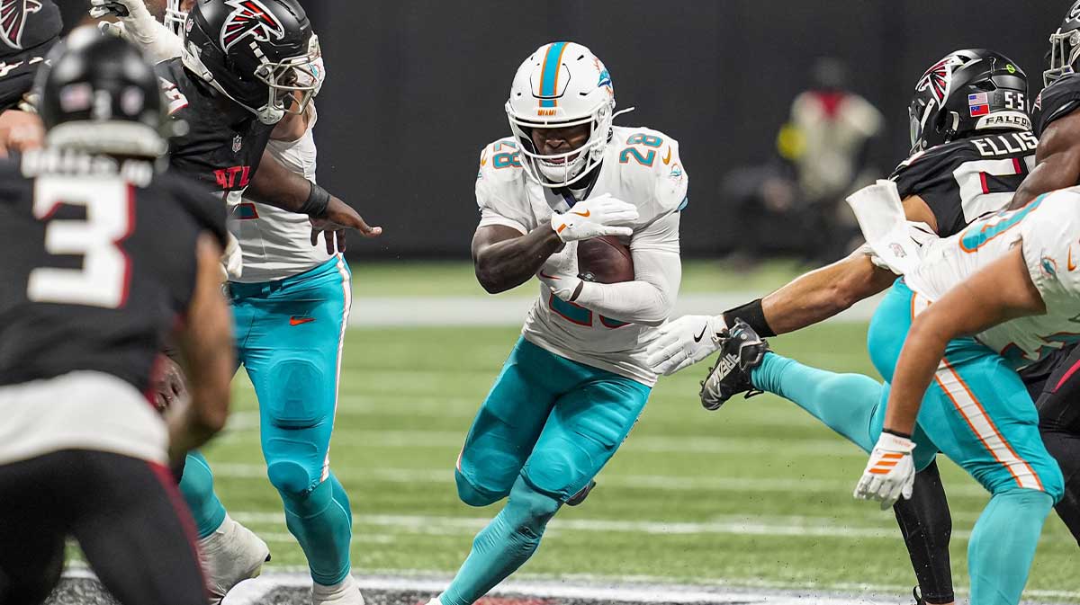 Miami Dolphins running back De'Von Achane (28) runs against the Atlanta Falcons