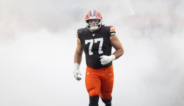 Wyatt Teller signs with Texans