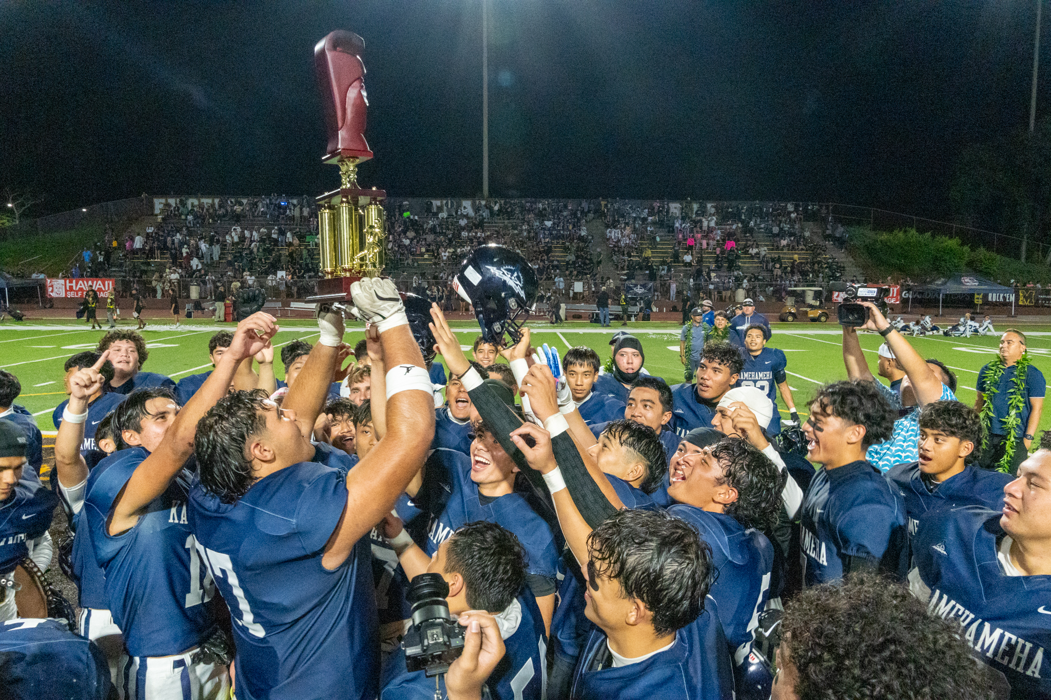 Kamehameha Schools Maui senior Pa'u Spencer holds the koa warriors head championship trophy for the Warriors after they beat Waimea 48-24 on Nov. 28, 2025 at Mililani High School. RYLEE SPARLING photo