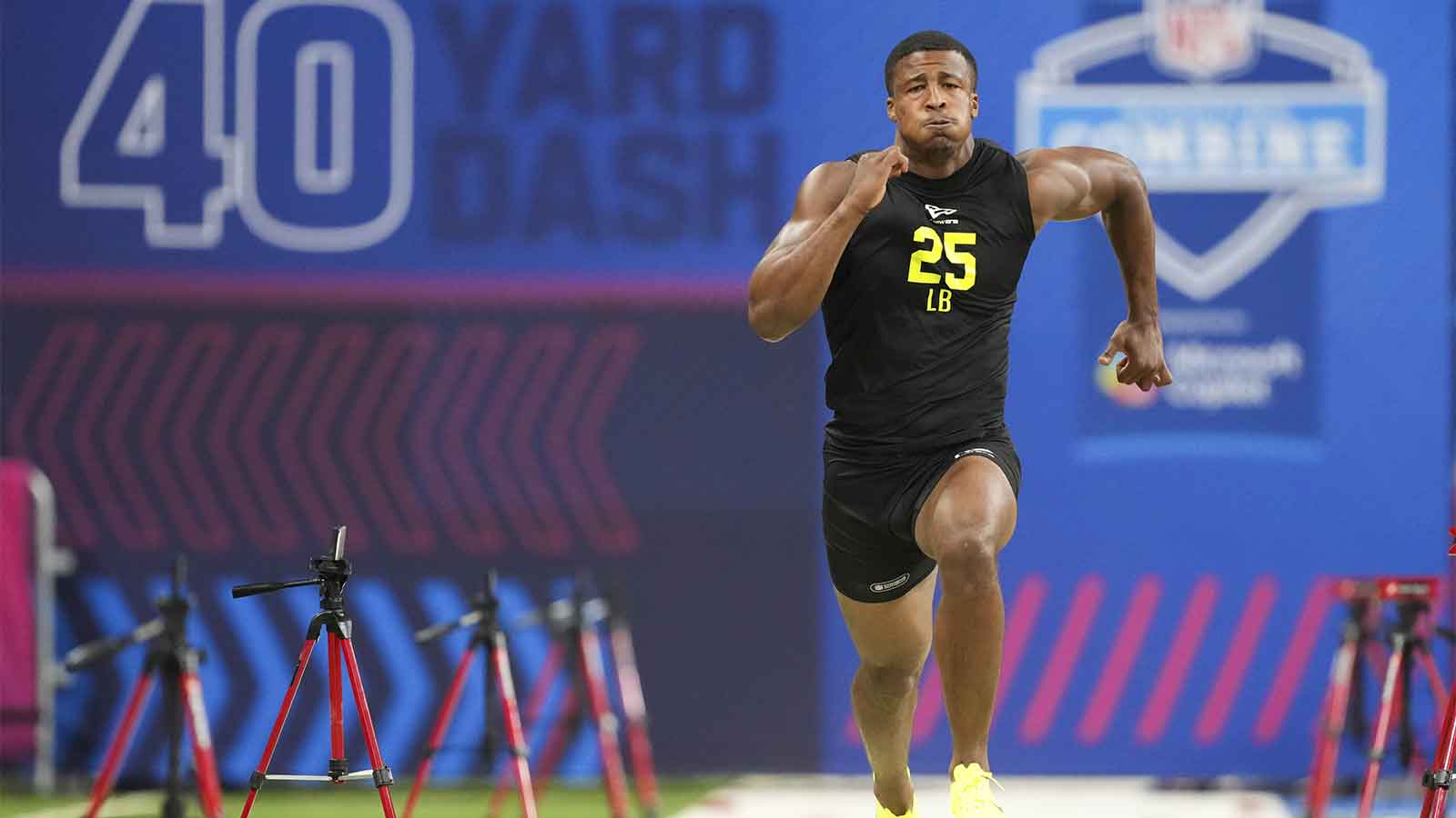 Ohio State linebacker Sonny Styles (LB25) runs the 40-yard dash during the NFL Scouting Combine at Lucas Oil Stadium.